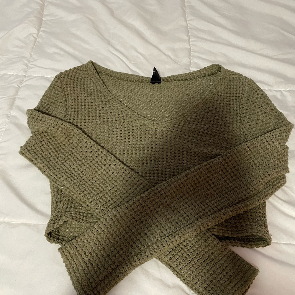 green long sleeve crop top